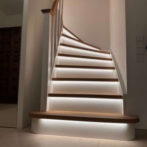 Halbgewendelte Treppe geschlossen mit LED-Beleuchtung
