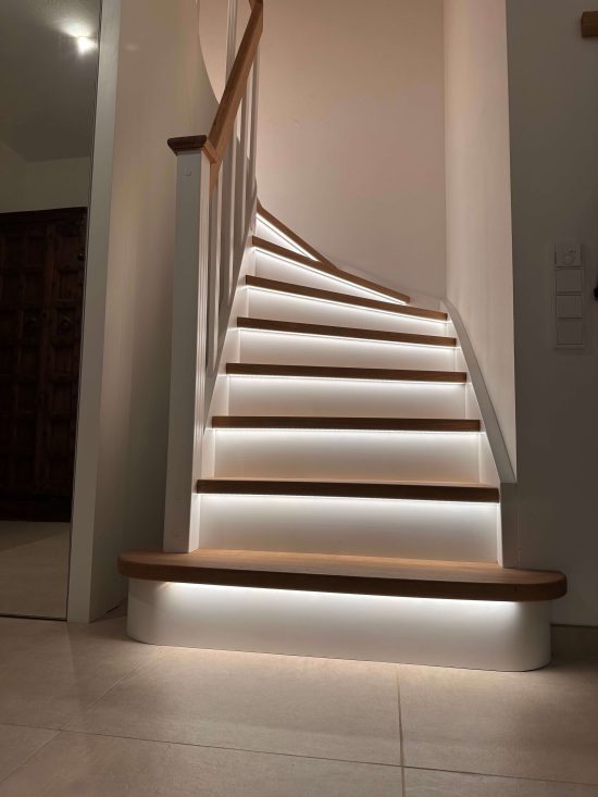 Halbgewendelte Treppe geschlossen mit LED-Beleuchtung